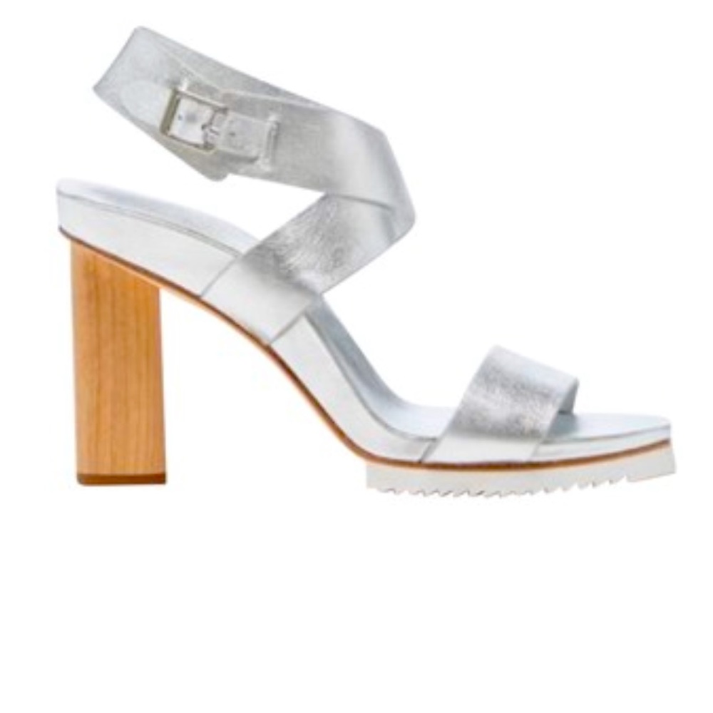 Beautiful Halston sandals silver size 6